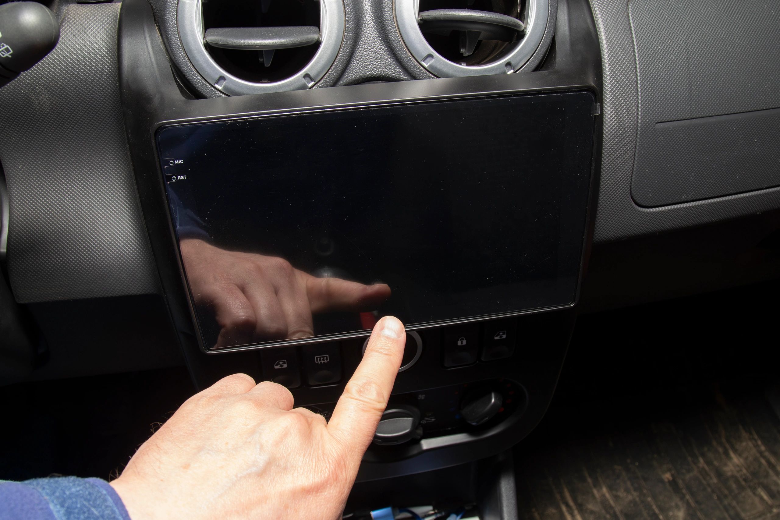 Sistema multimedia vehicular para ilustrar unidades de servicio y reparto