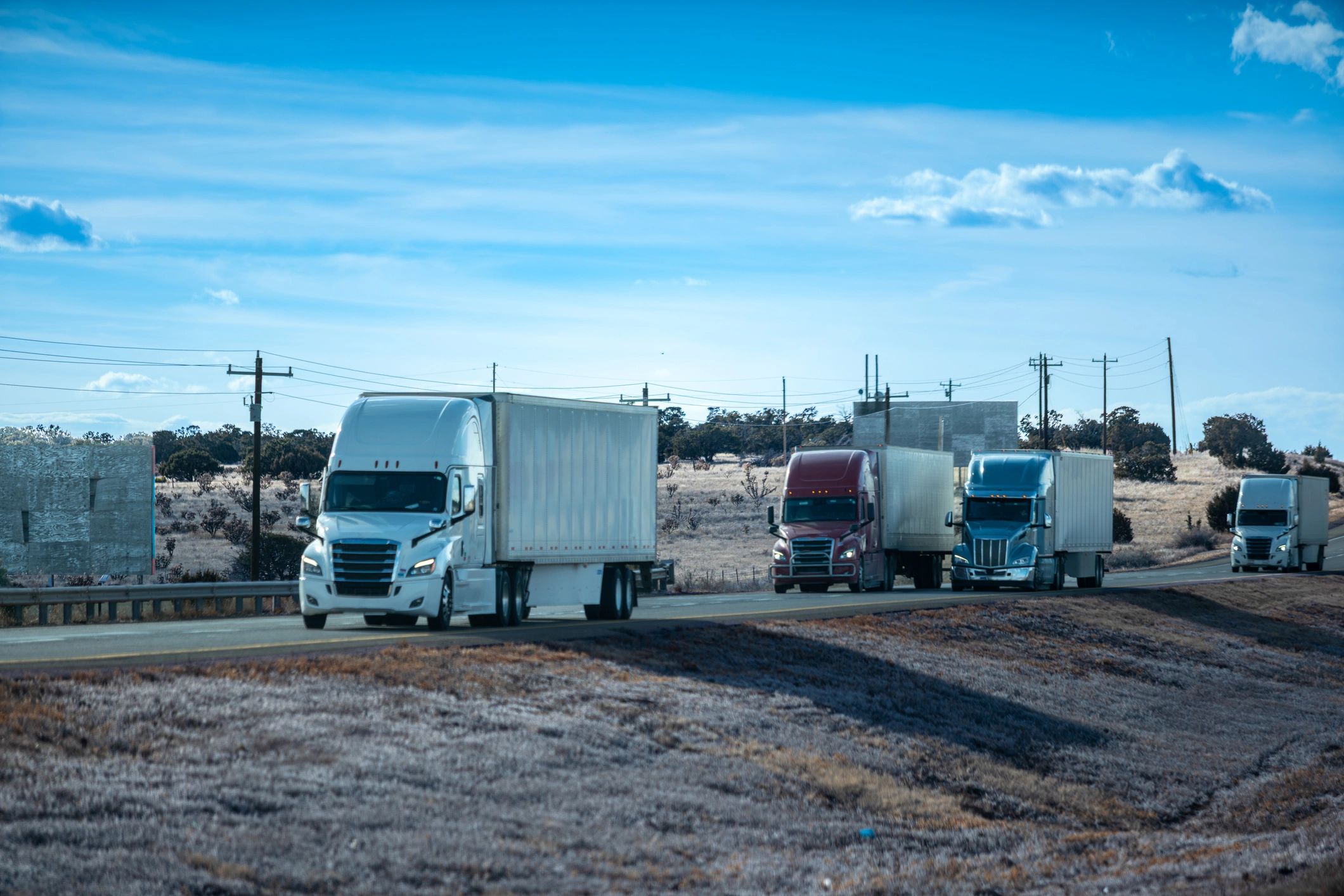 Tractocamiones estacionados, representando cumplimiento ELD para flotillas
